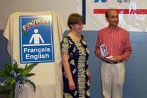Des épinglettes et des affiches des langues officielles disponibles gratuitement pour les entreprises à l’Île-du Prince-Édouard