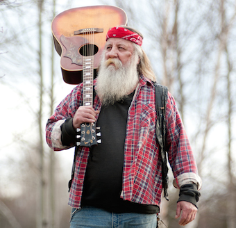 Le chanteur Cayouche en spectacle à Abram-Village le 21 mai