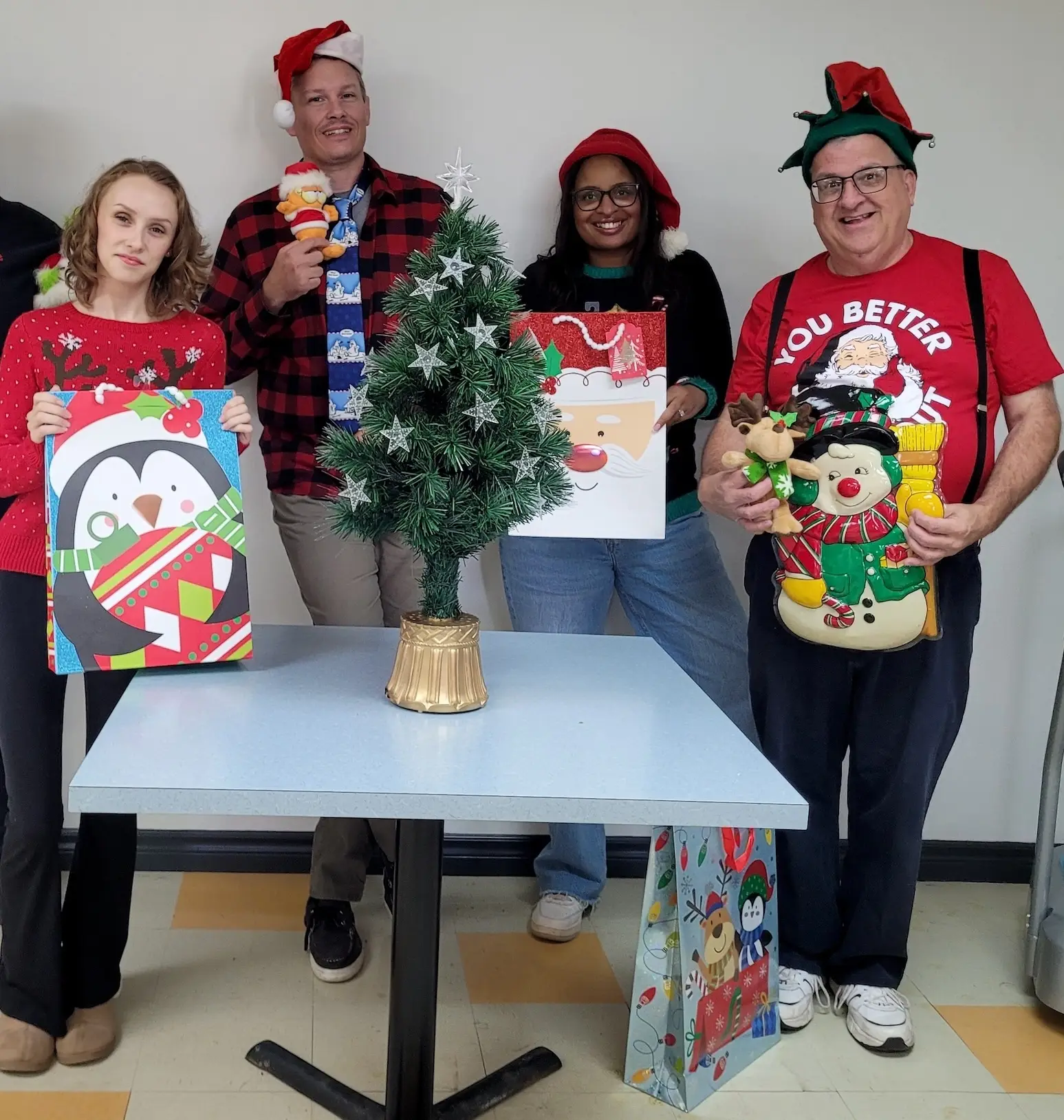 Collègues festifs autour d’un petit sapin de Noël