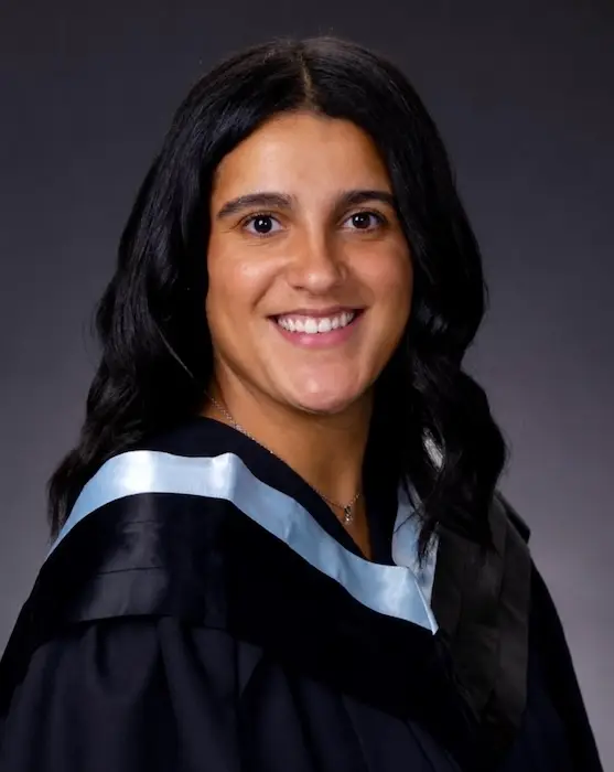 Femme en tenue de graduation souriante