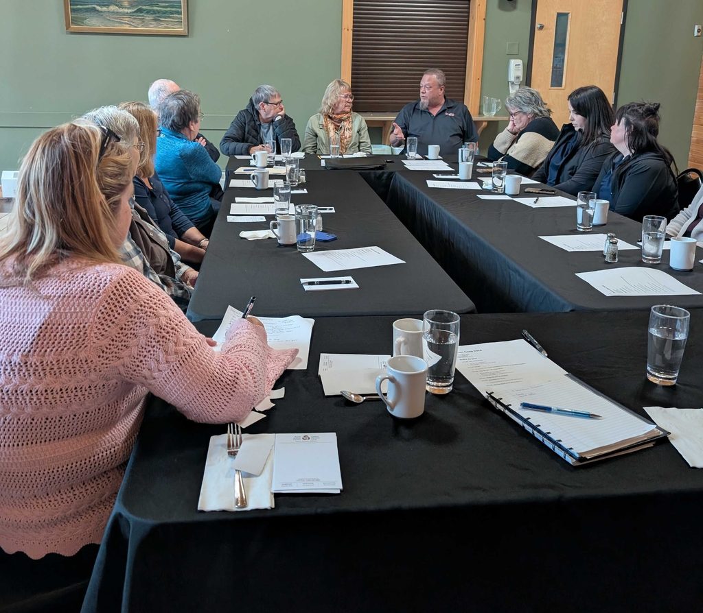 Participants réunis autour de tables lors d’une discussion
