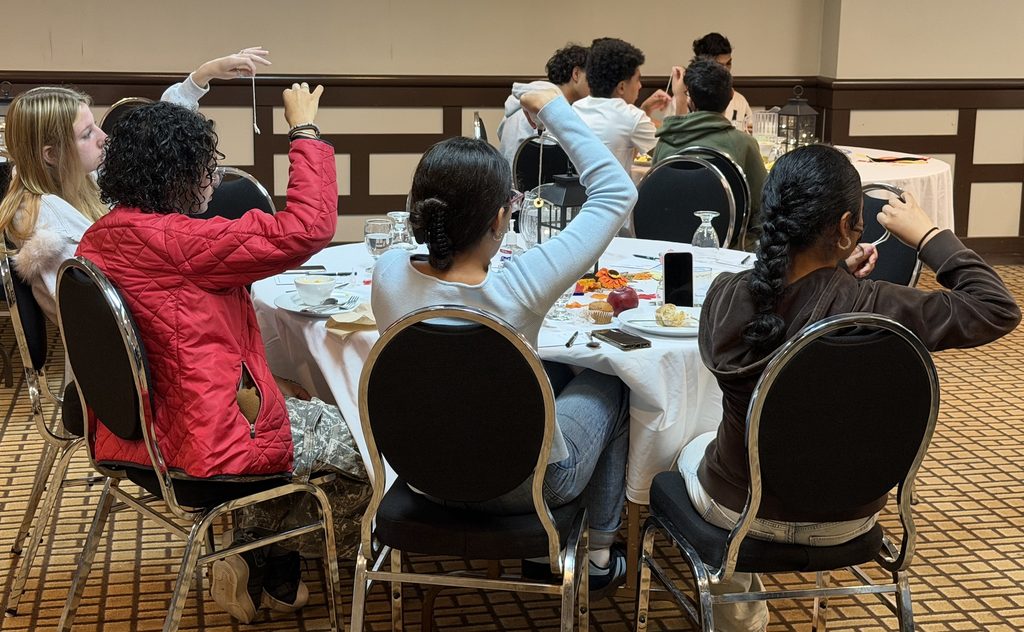 Jeunes fabriquant des bracelets à une table de banquet
