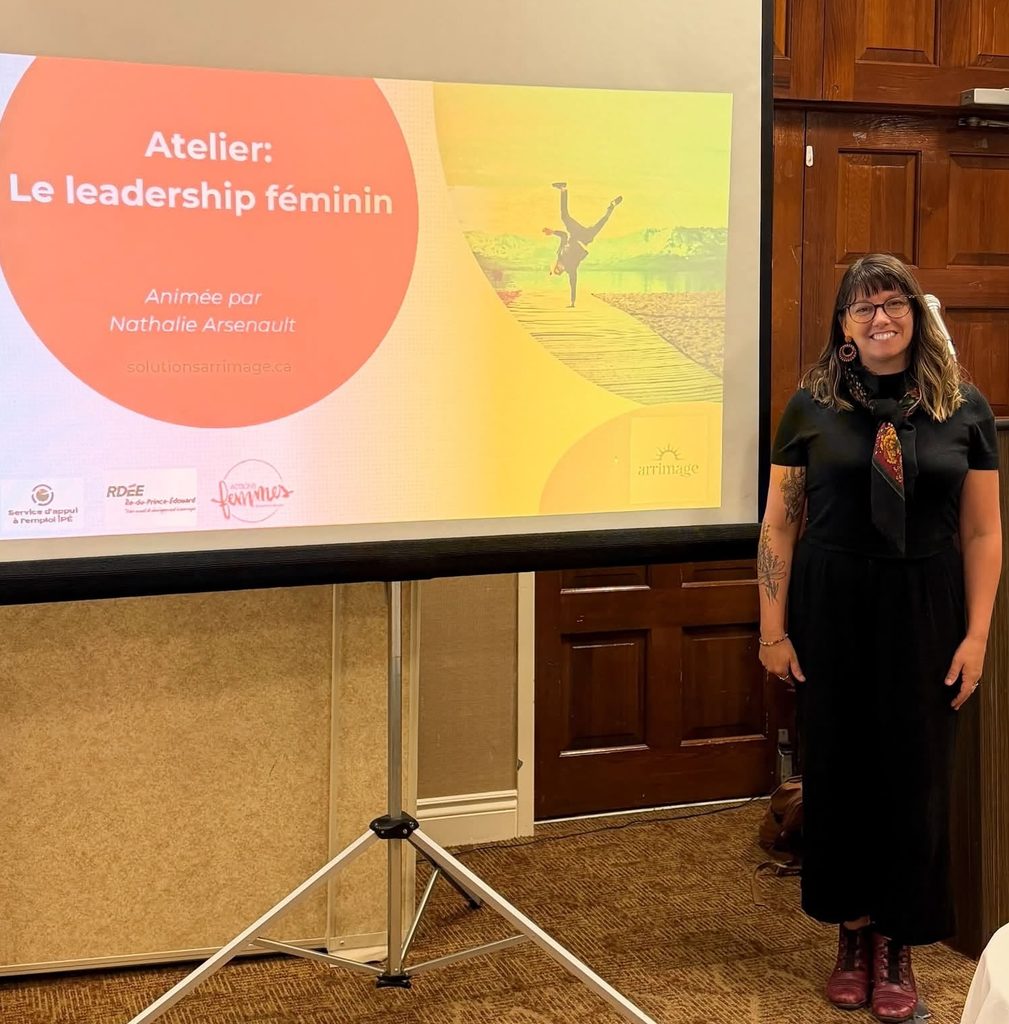 Nathalie Arsenault présente un atelier sur le leadership féminin.