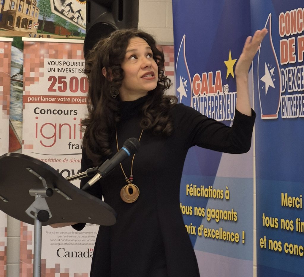 Conférencière au podium lors d’un gala entrepreneurial