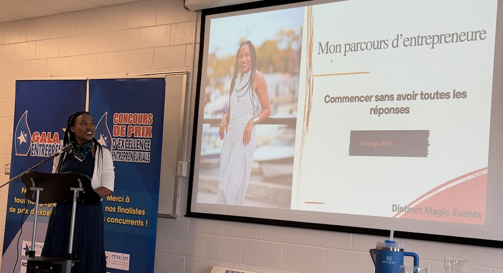 Entrepreneure présentant son parcours lors d’un gala d’excellence