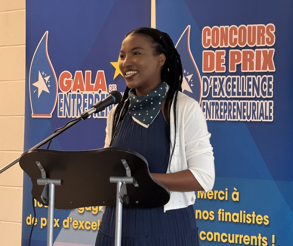 Femme souriante parlant au Gala de l’entrepreneuriat