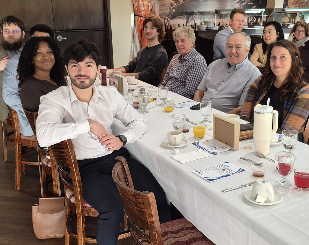 Groupe réuni autour d’une table au restaurant